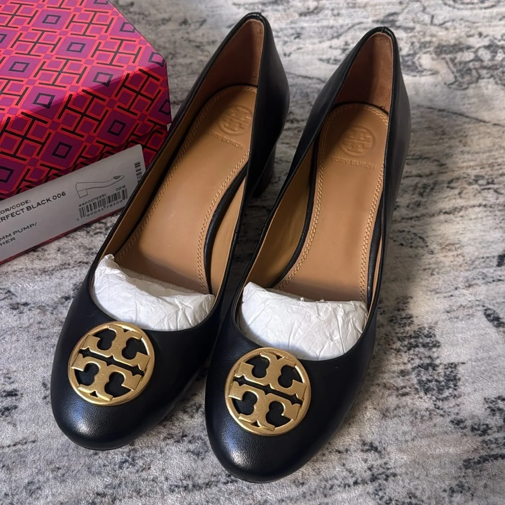 Tory Burch Black Chelsea Leather pumps with Gold Logo. Size 8